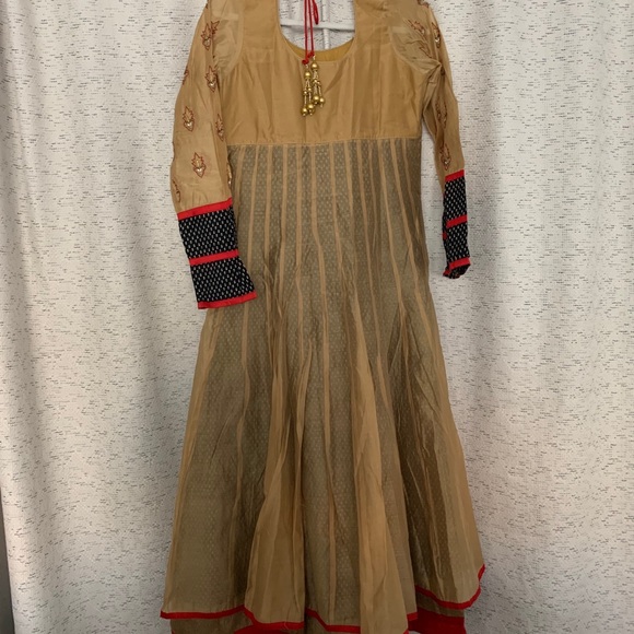 Long dress or anarkali - Picture 4 of 14